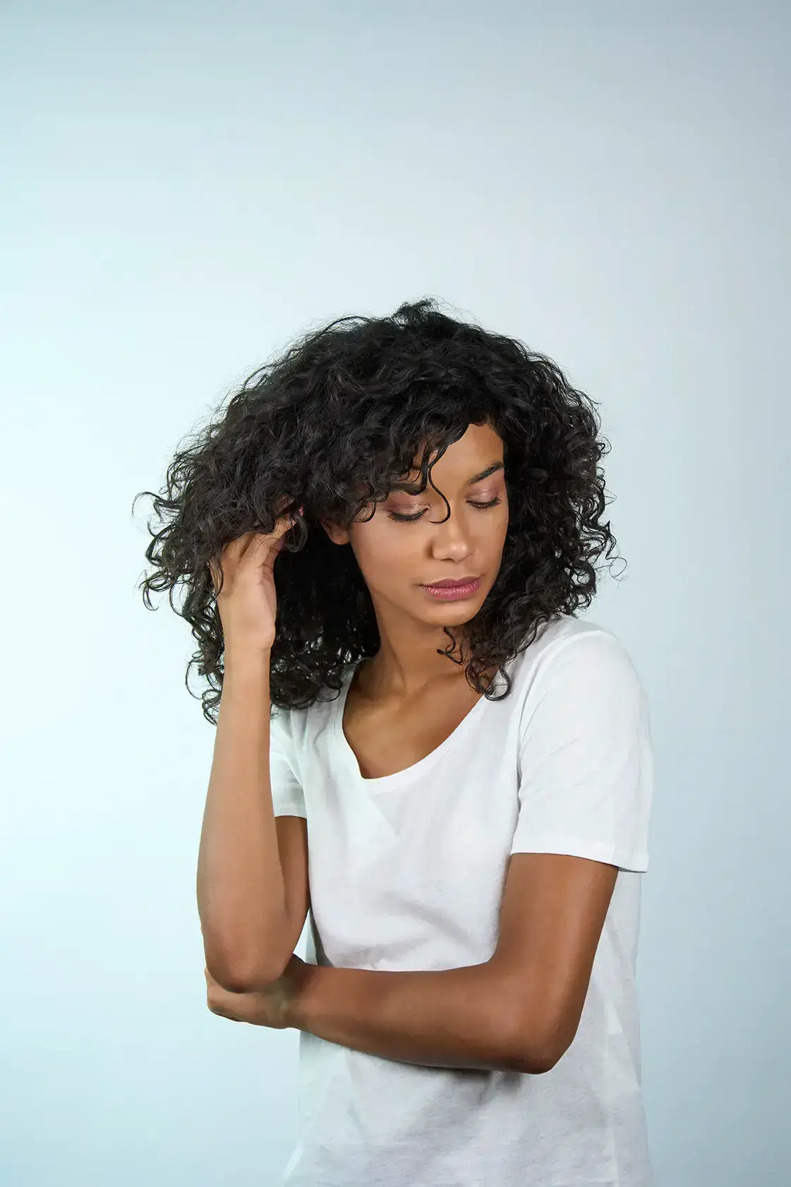 ¿Por qué el cabello rizado tiende a secarse?