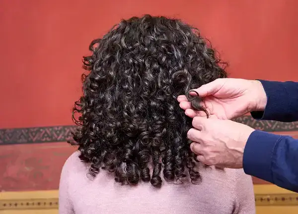 Tratamiento hidratante para fortalecer el cabello rizado