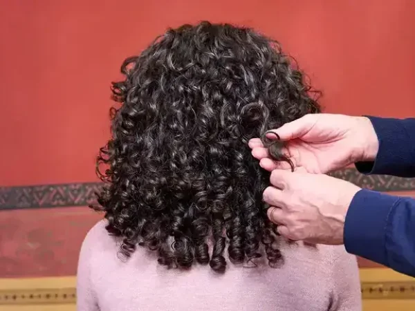 Tratamiento hidratante para fortalecer el cabello rizado